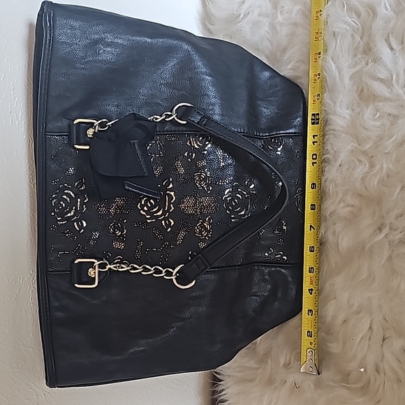 Betsey Johnson vegan leather laser cut purse tote golden tone roses - Picture 13 of 14